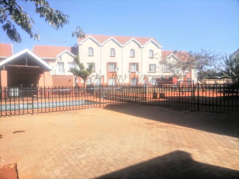 **Charming 2-Bedroom Home in Akasia** - Photo 3