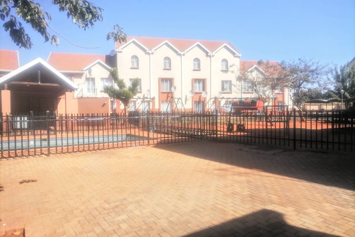 **Charming 2-Bedroom Home in Akasia** - Photo 3