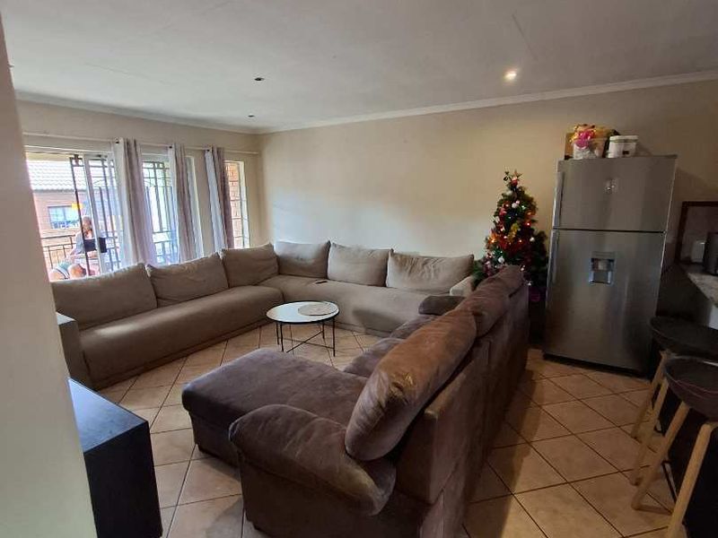 Stunning 3 Bedroom simplex - Photo 8