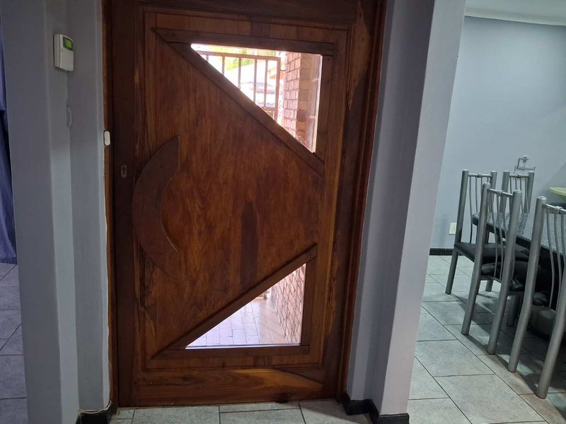 Spacious Three bedroom to rent in Valencia park - Photo 2