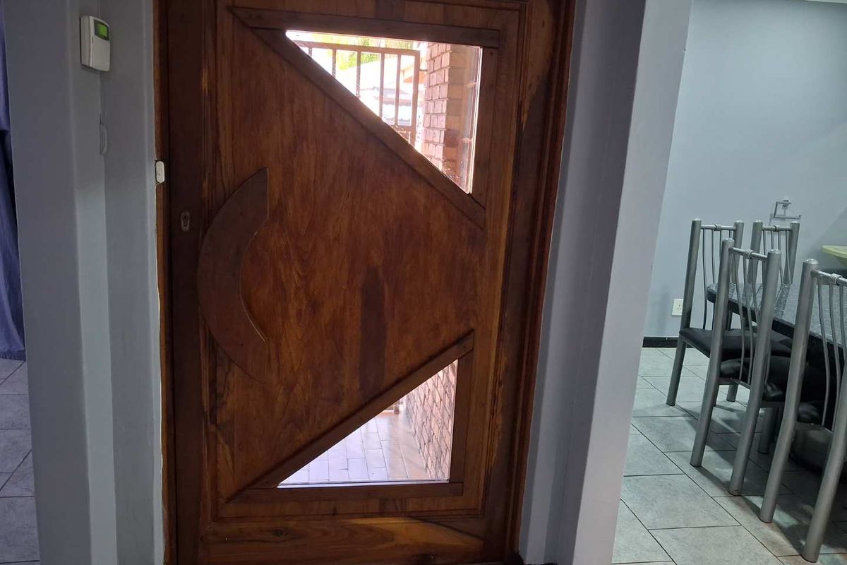 Spacious Three bedroom to rent in Valencia park - Photo 2