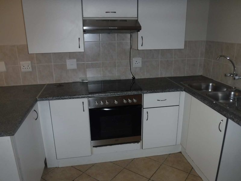 Comfortable 2-Bedroom Apartment with Covered Parking Spot - Photo 6