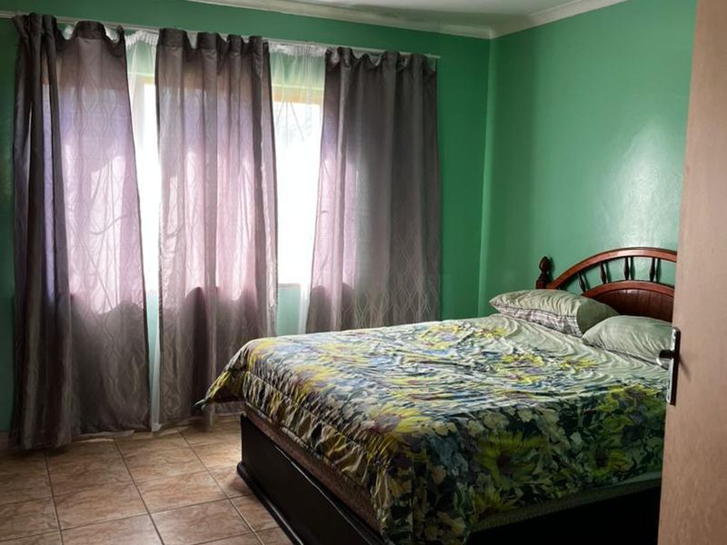 Perfect Family Home: 3 Beds, Indoor Braai & Bachelor Flat! - Photo 4