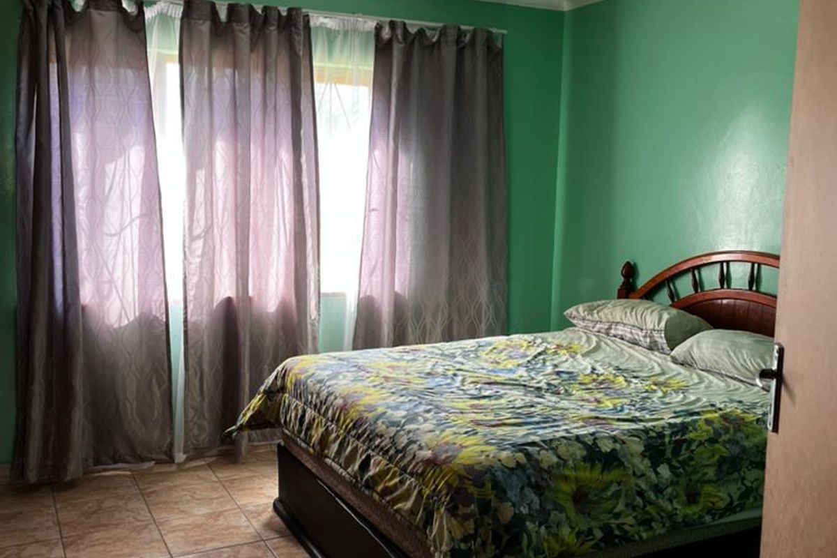 Perfect Family Home: 3 Beds, Indoor Braai & Bachelor Flat! - Photo 4