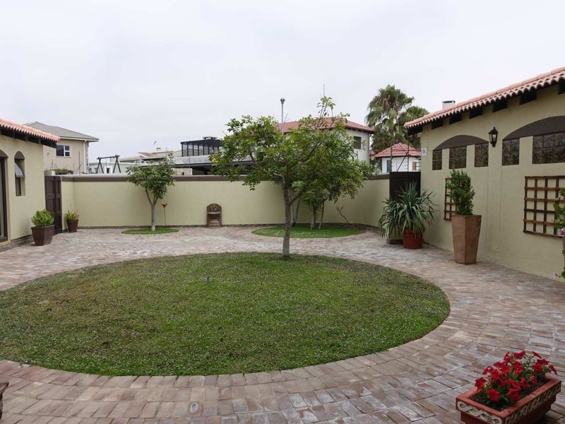 Tuscan-style Mansion in quite street - Photo 3