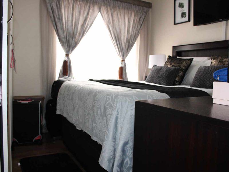 Modern Kitchen & Cozy Lounge in a 2-Bed Delight! - Photo 9