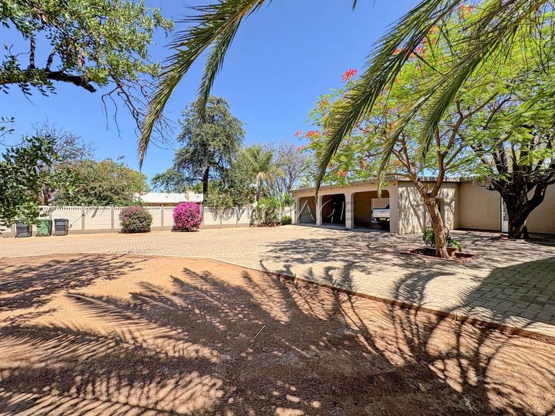 Otjiwarongo:  Neat home with flat on large plot is for Sale - Photo 5