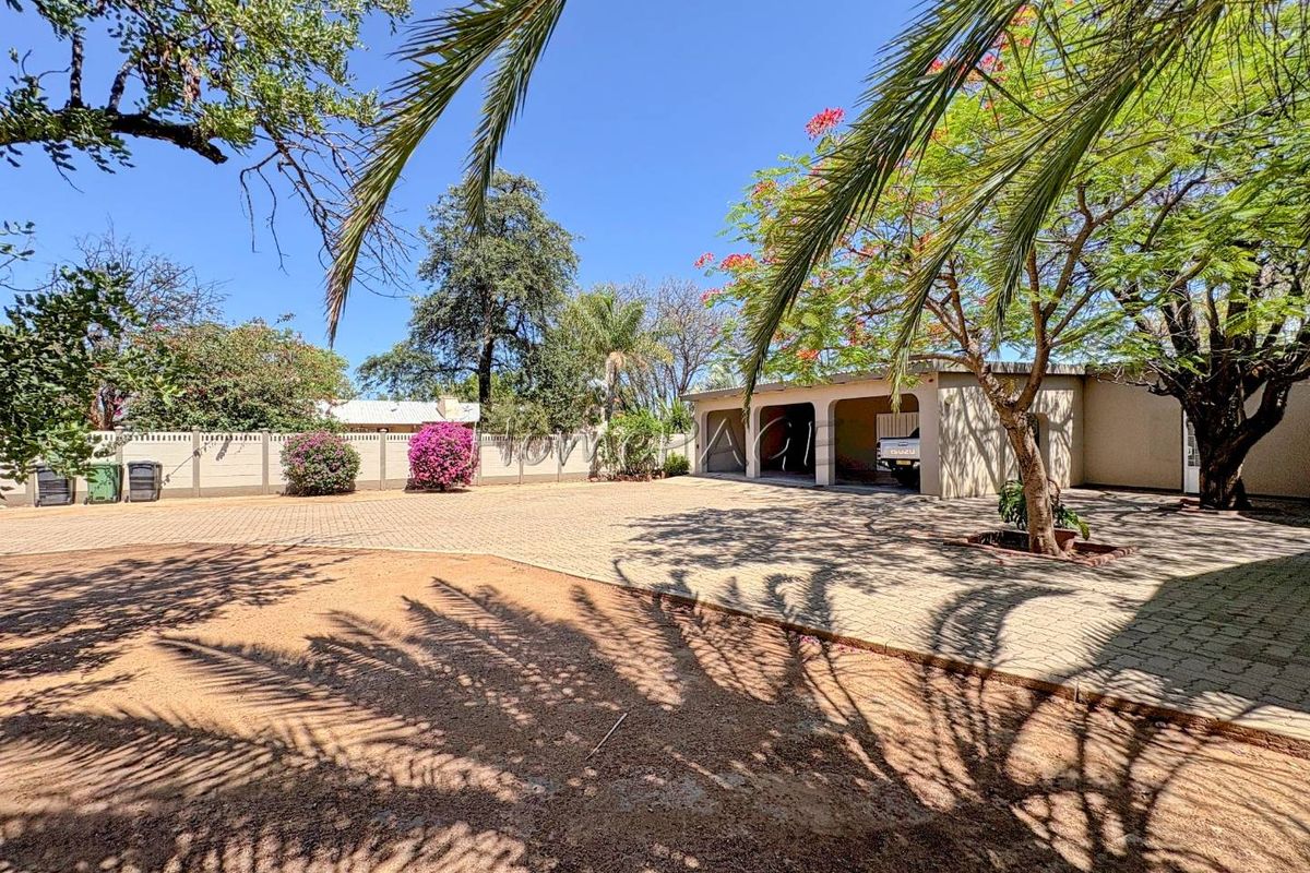 Otjiwarongo:  Neat home with flat on large plot is for Sale - Photo 5