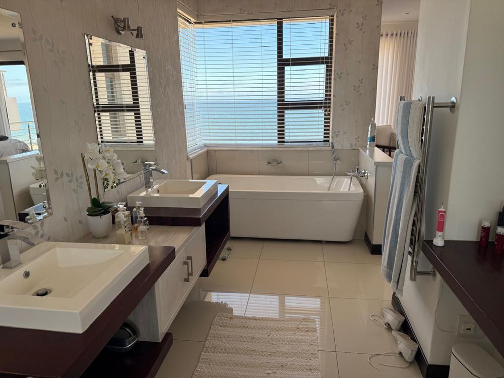 Main bedroom en-suite bathroom 