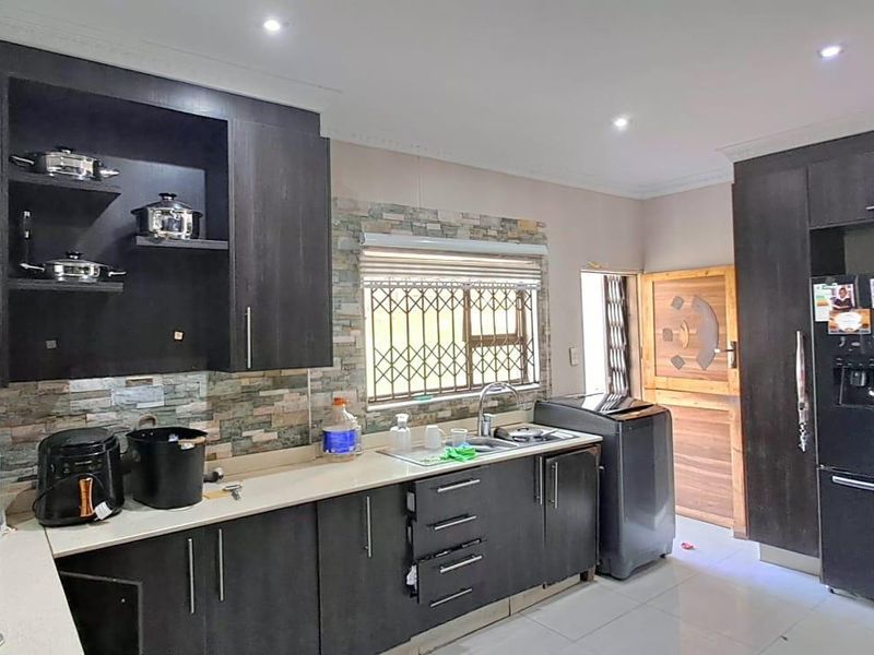 Welcome to your dream home! - Photo 9