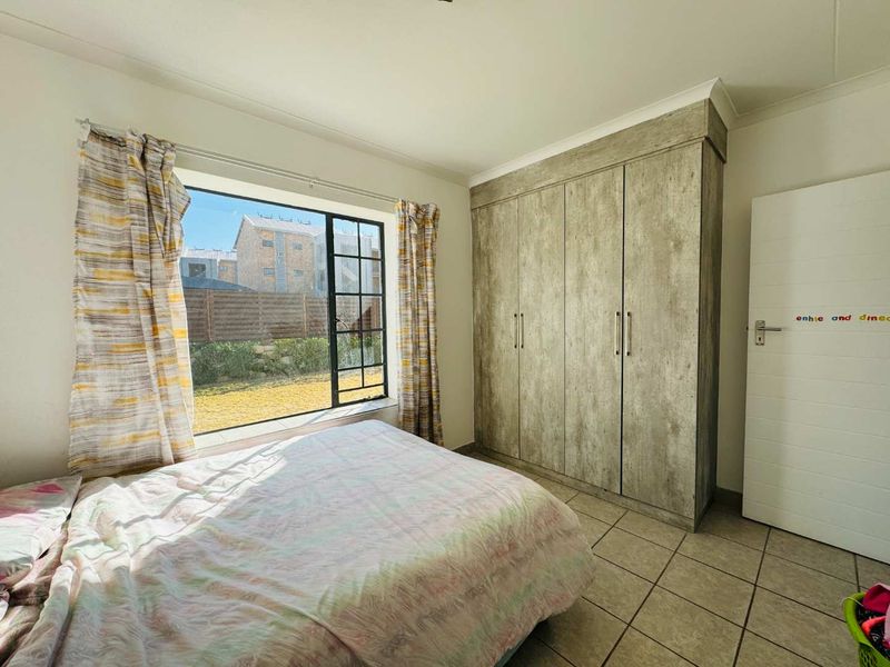 Modern 4-Bedroom Townhouse in Sagewood—Garden Oasis Awaits - Photo 9