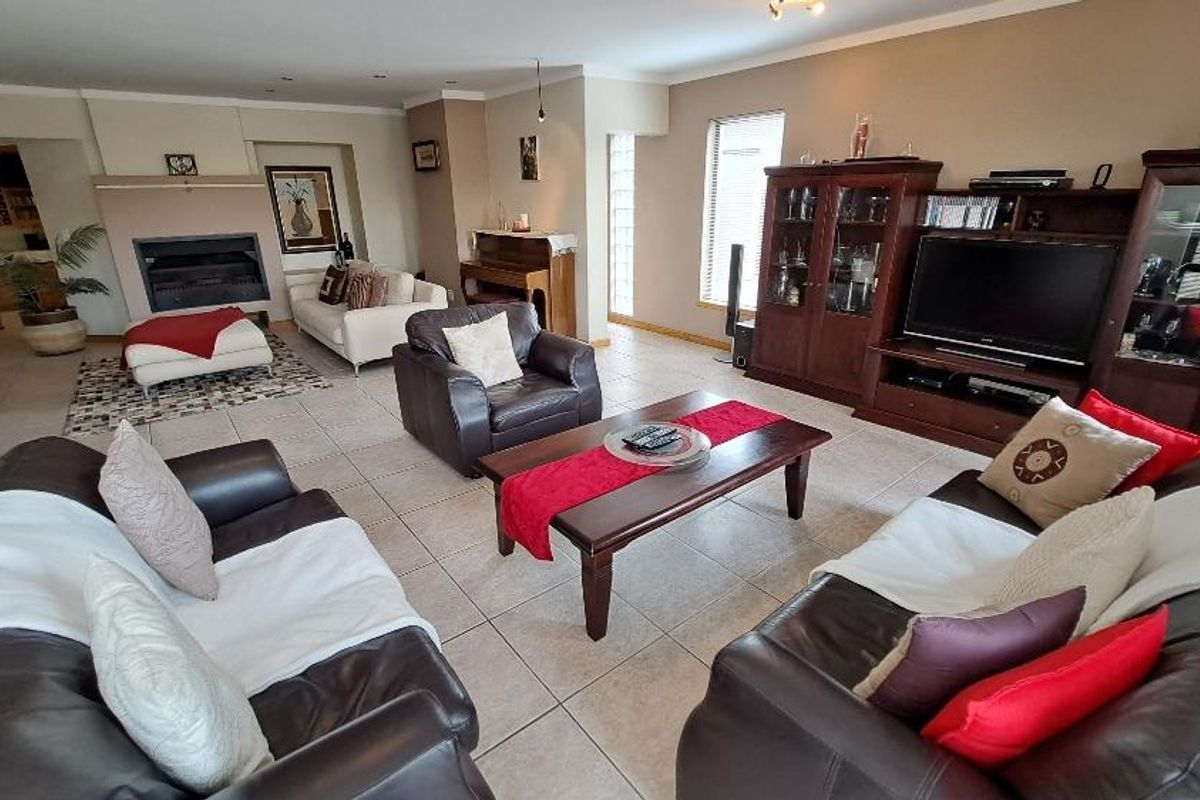 This spacious charming home is situated in a great location close to the Lagoon. - Photo 4