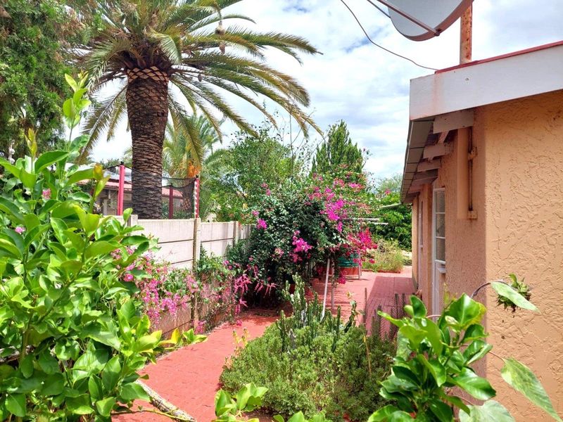 Exclusive Corner Property with Main House and Two Separate Flats – Prime Location in Erospark, Windhoek - Photo 9