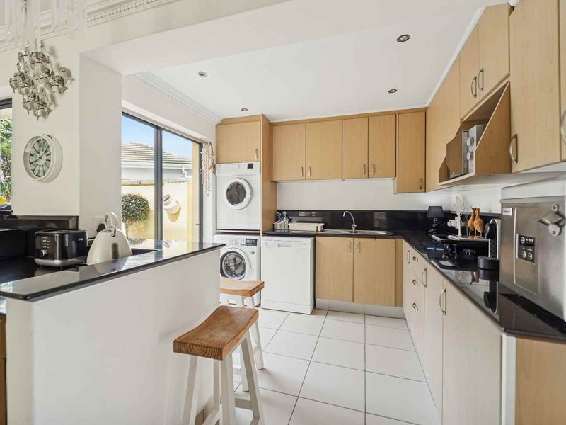 Sunset Links Golf Estate – Elegant Family Home with Income Potential - Photo 10