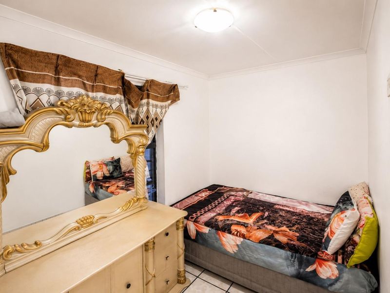 2-Bedroom First Floor Flat in Secure Gated Complex - Photo 7