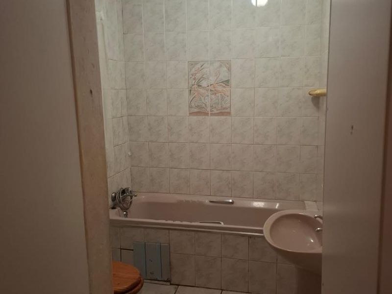 2 Bedroom House for sale - Photo 9