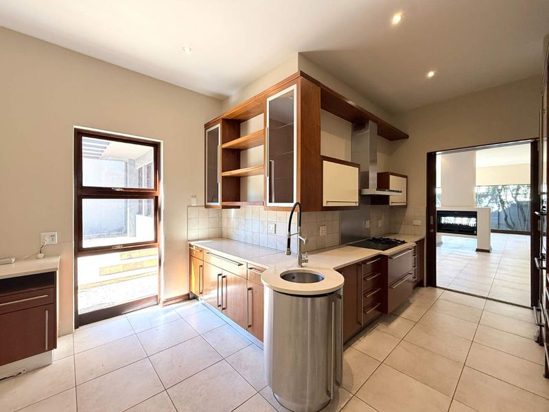 Luxury Awaits: Unfurnished 5 Bedroom Gem in Waterstone Estate! - Photo 7