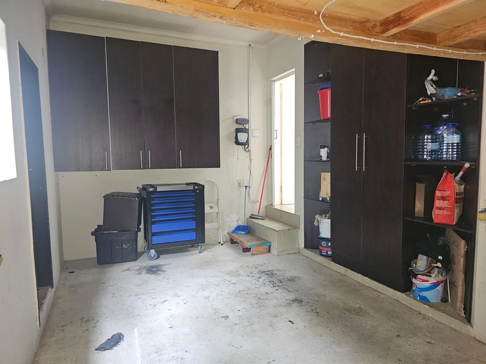 Garage with modern BIC's