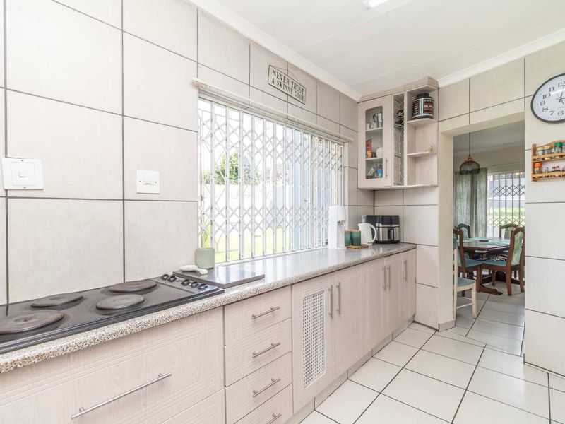 Cosy 4 Bed, 2.5 Bath House with Pool and Garden - Photo 7