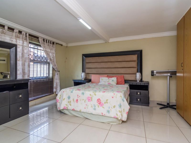 Space galore Gem in Greenhills - For Sale - Photo 5