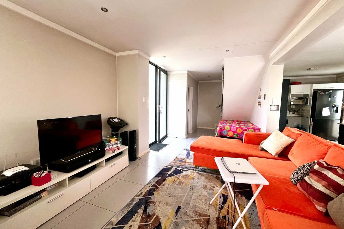 Spacious Double-Storey Townhouse in Secure Equestria Complex - Photo 3