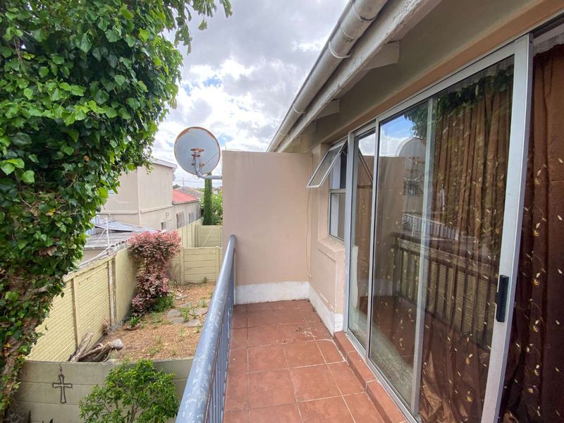 2-Bedroom Apartment in Wynberg (60m2) - Renovation Opportunity - Photo 9