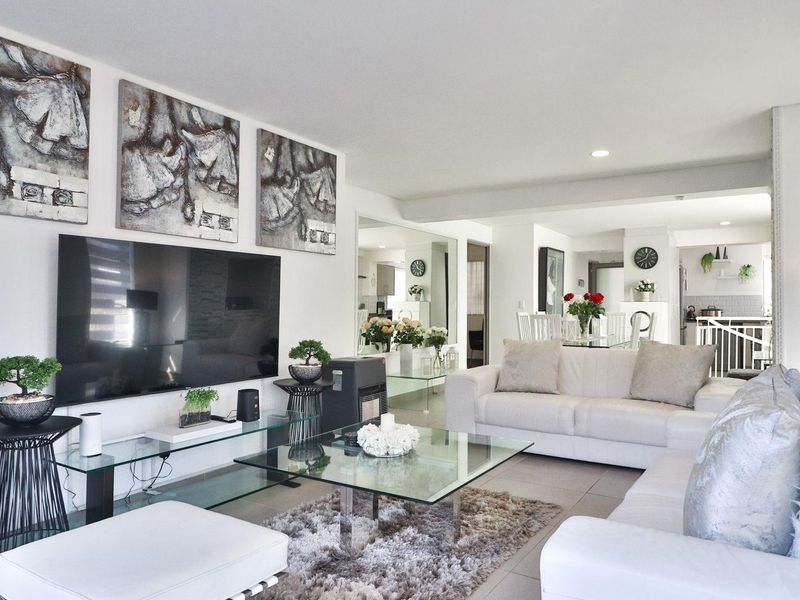 Stylish Island view apartment with private balcony & garage - Photo 10