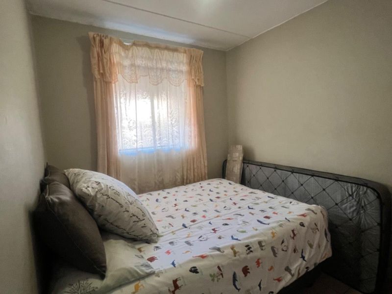 Ground Floor Gem: 2 Bedrooms, Private Garden & Kids’ Playground - Photo 7