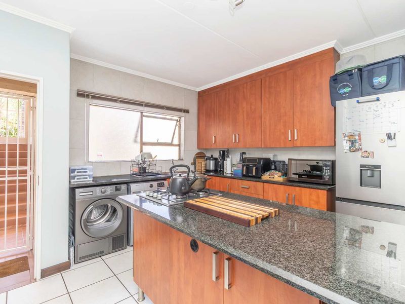 Renovated Gem: Stylish Living in the Heart of Sunninghill - Photo 8