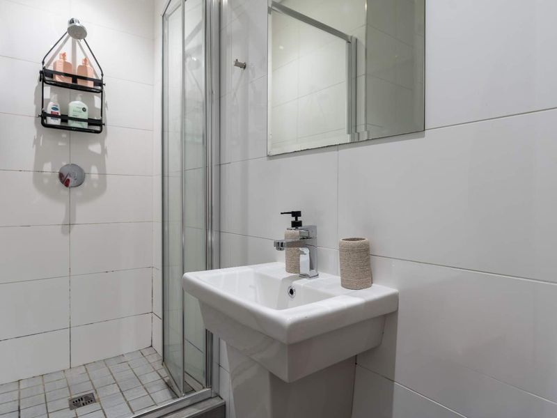 Big Modern 2 Bed 2 Bath 2 Parking -  Living in the Heart of Stellenbosch - Photo 9