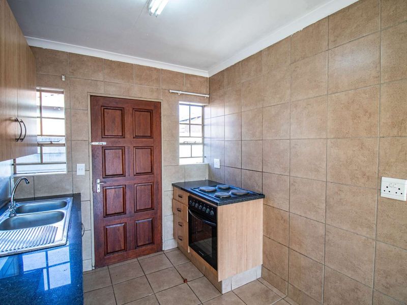 Your Dream Home Awaits: 3 Beds, Secure Access & Open-Plan Living - Photo 2