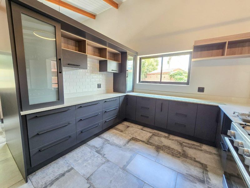 Ultra modern, one-of-a-kind three bedroom family home. - Photo 7