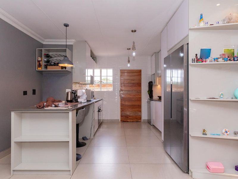 Spacious 3-Bedroom Facebrick Townhouse – Modern Living with Private Garden - Photo 7