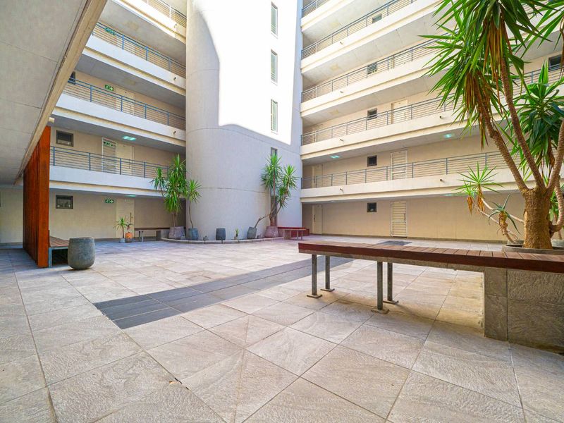 Prime Location, Modern Bachelor Pad - Photo 7