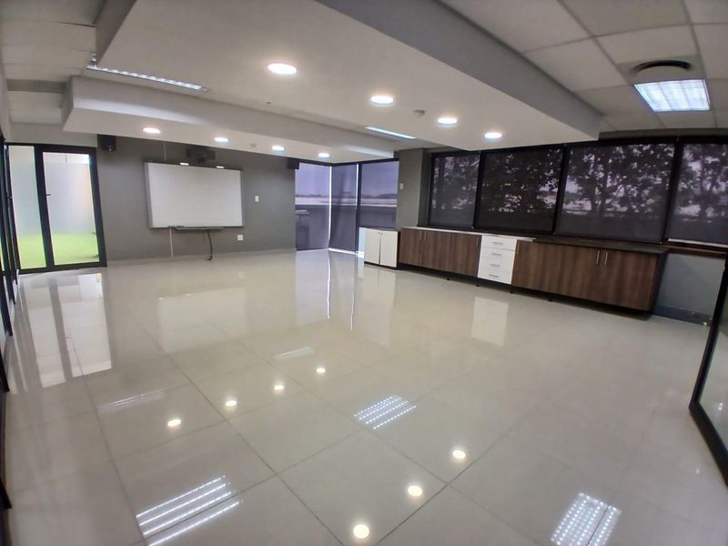 Prestigious 5th-Floor Commercial Space in The Anchor Building – Panoramic Views, Elevated Corporate Image & Premium Business Positioning Rental: R112 per m2 | - Photo 6