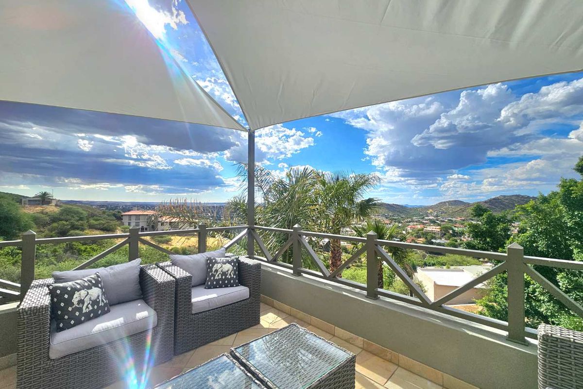 Ultimate Privacy & Luxury: Executive Rental Available Soon - Photo 3