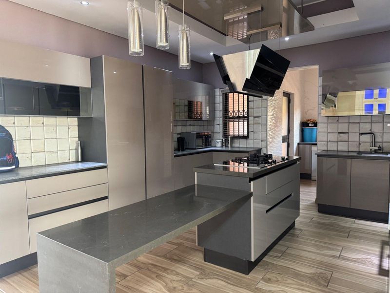 Elegant 6 Bedroom Double Storey Home With Cinema Room & Luxury Features - Photo 4