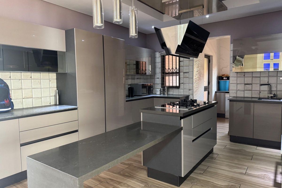 Elegant 6 Bedroom Double Storey Home With Cinema Room & Luxury Features - Photo 4