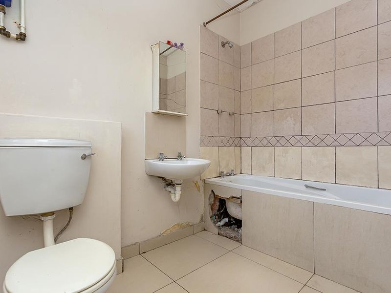 Two Bedroom Ground Floor Apartment - Photo 10