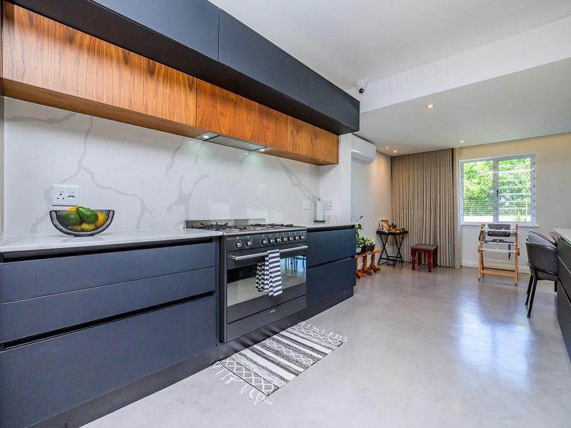 Hendra - Stylishly Renovated Townhouse with Sea Views in Prime La Lucia Location - Photo 4