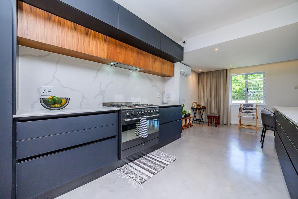 Hendra - Stylishly Renovated Townhouse with Sea Views in Prime La Lucia Location - Photo 4