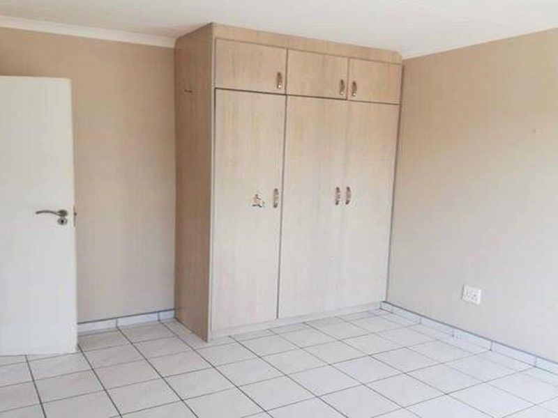 Spacious Corner Unit in a Safe and Secure Neighborhood - Photo 8