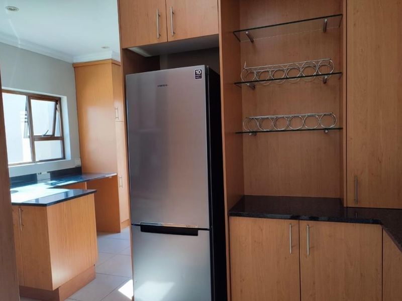 Modern renovated cluster in desirable Morningside complex - Photo 6