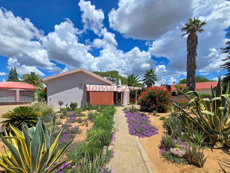 Omaruru:  Very neat 3 Bedr Home with Flat is for Sale - Photo 3