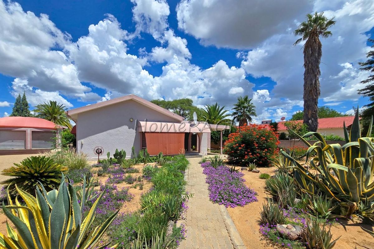 Omaruru:  Very neat 3 Bedr Home with Flat is for Sale - Photo 3