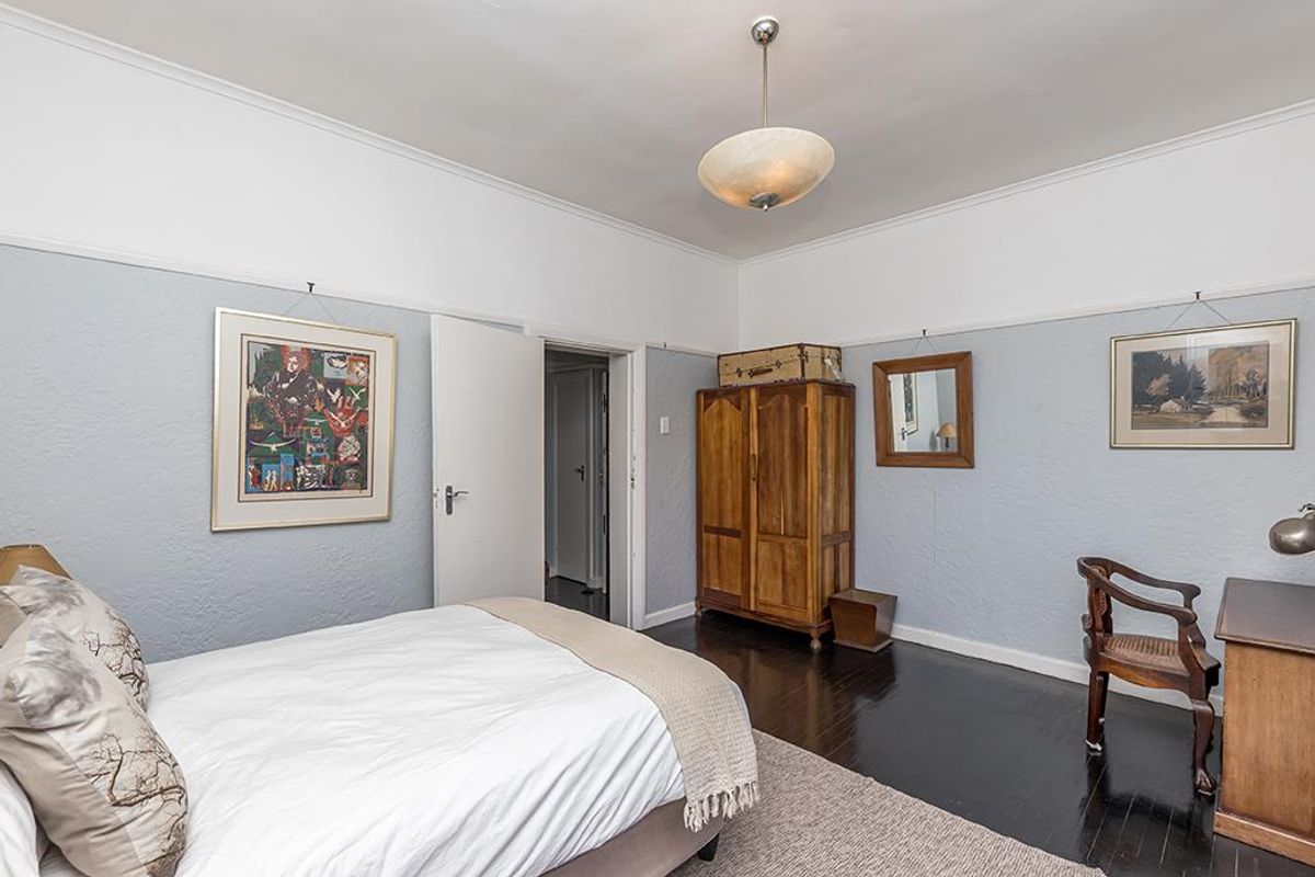 Art Deco Corner Apartment That Feels Like 'Home' - Photo 5