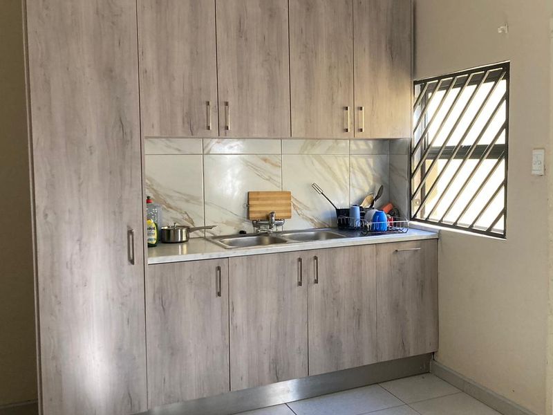 FOR SALE- 5 BEDROOM HOUSE IN WINDHOEK GRYSBLOCK, NAMIBIA - Photo 2