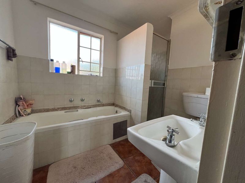 SPACIOUS PROPERTY WITH LARGE GARDEN - THE OPPORTUNITY TO CREATE YOUR OWN DREAM! - Photo 9