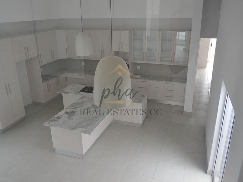 Property that seamlessly blends comfort - Photo 2