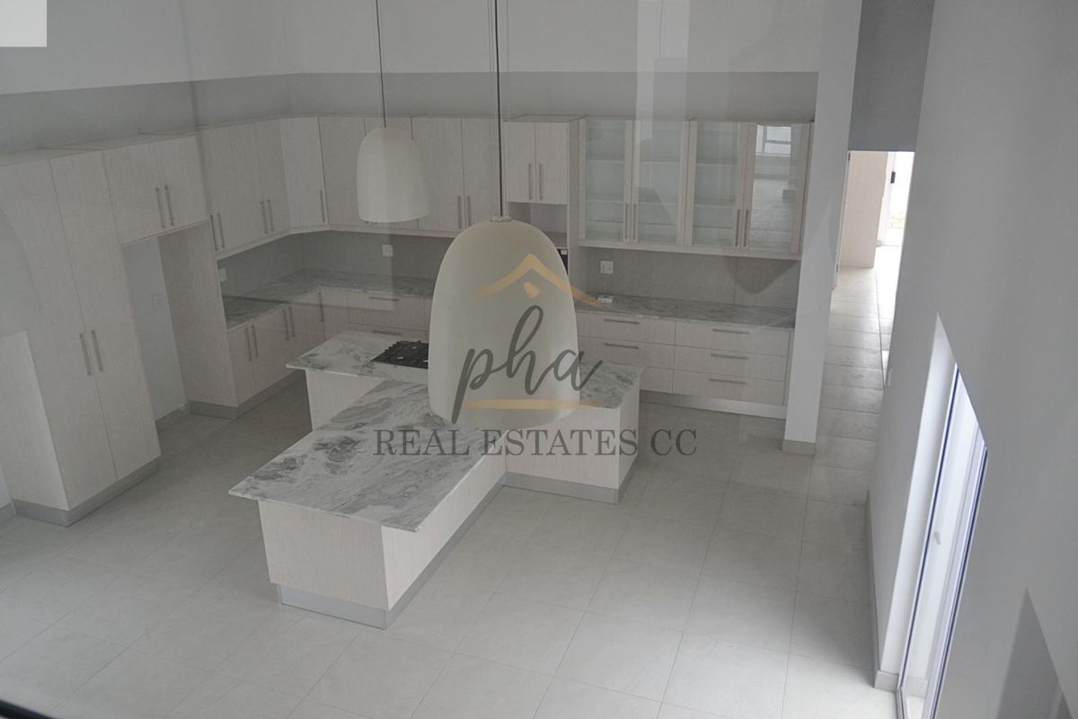 Property that seamlessly blends comfort - Photo 2